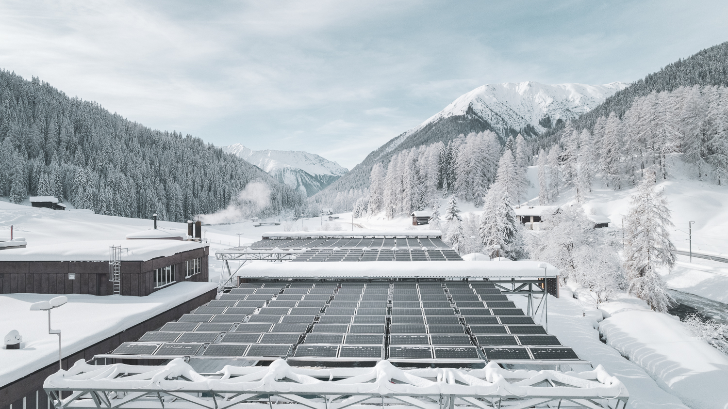 Das Solarfaltdach von dhp-technology AG ist durch sein Ein- und Ausfaltfunktion auch im Winter Schneefrei. Hier bei der ARA in Davos